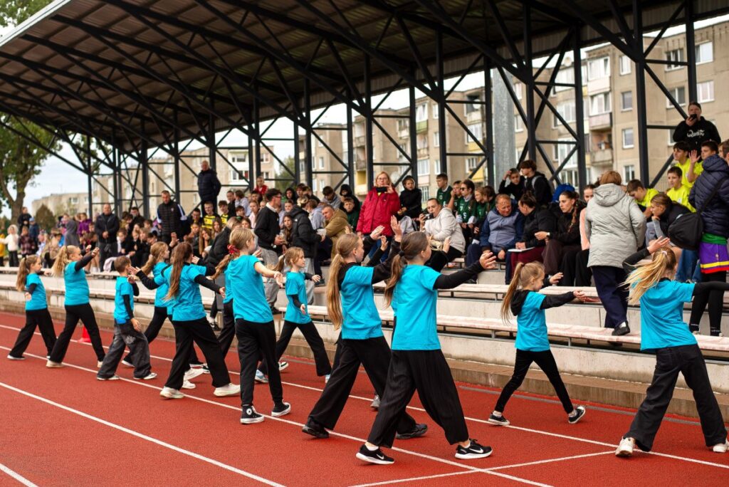 Šiaulių rajono mokinių sporto šventės „Olimpinis ruduo 2026“ dalyvių pasirodymas Kuršėnų stadione.