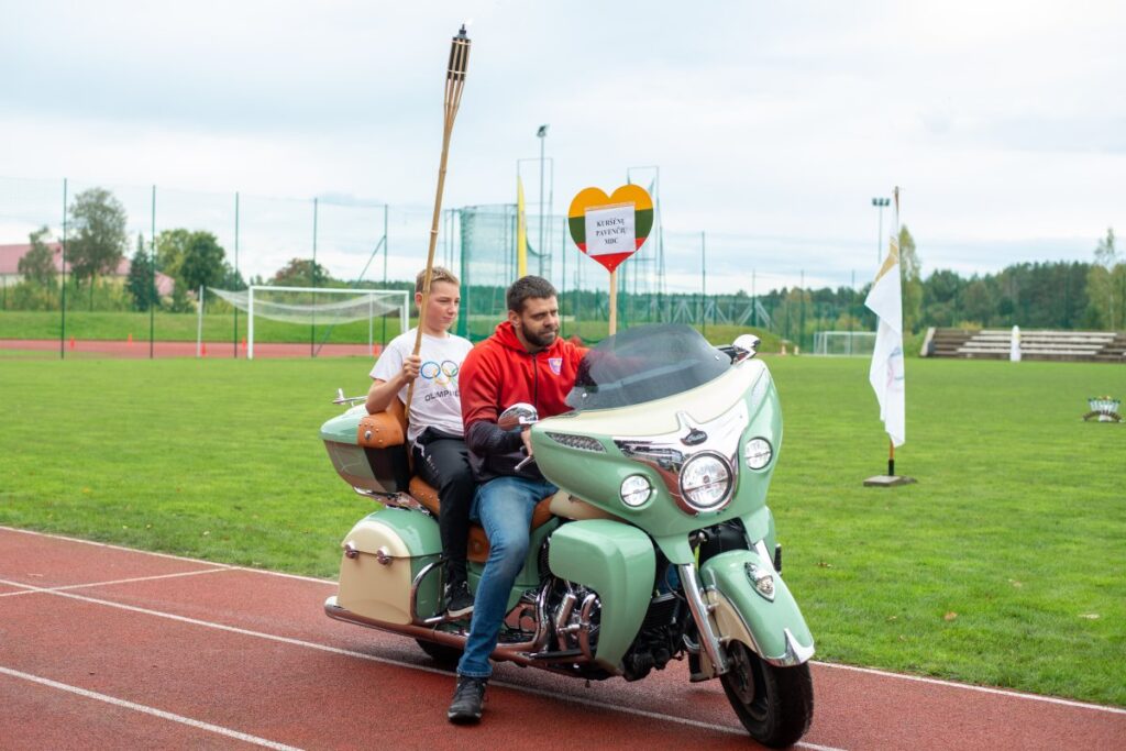 Olimpinės ugnies nešimas per Šiaulių rajono mokinių sporto šventę „Olimpinis ruduo 2026“ Kuršėnuose.